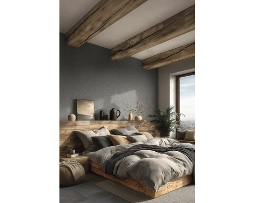 Chambre avec plafond à poutres en bois, mur gris et lit en bois