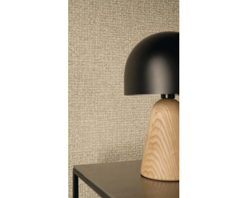 Lampe de table moderne avec un abat-jour en forme de dôme noir et un socle en bois devant un papier peint texturé à l'aspect tissé.