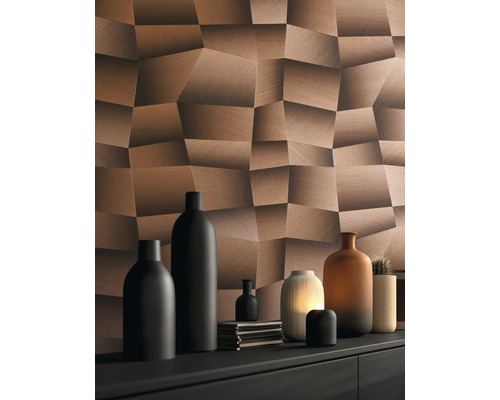 Aménagement mural avec aspect bois en trois dimensions et vases décoratives sur une étagère
