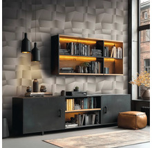 Salon moderne avec papier peint géométrique 3D, étagère murale en bois avec éclairage LED, buffet noir et pouf en cuir.
