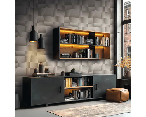 Salon moderne avec papier peint géométrique 3D, étagère murale en bois avec éclairage LED, buffet noir et pouf en cuir.