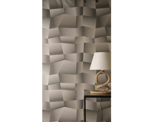 Papier peint à motif géométrique tridimensionnel et surface texturée, avec une lampe de table à pied en corde sur une table d'appoint.