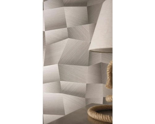Papier peint à motif géométrique, effet 3D et structure de lignes fines dans une pièce lumineuse à côté d'une lampe.