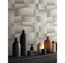 Décoration murale moderne avec papier peint 3D à l'aspect géométrique facetté et vases décoratifs sur un buffet.