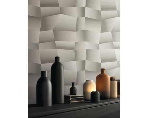 Décoration murale moderne avec papier peint 3D à l'aspect géométrique facetté et vases décoratifs sur un buffet.
