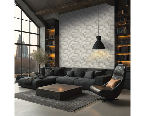 Salon moderne avec papier peint à effet 3D, canapé d'angle sombre, fauteuil en cuir et table basse en bois devant de grandes fenêtres.
