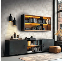 Salon moderne avec étagère murale en bois éclairée et buffet noir de style industriel devant un mur au motif géométrique.