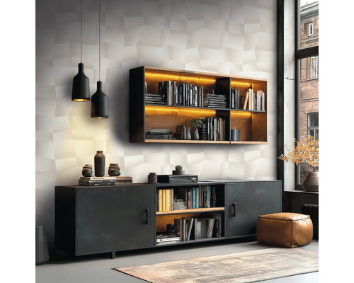 Salon moderne avec étagère murale en bois éclairée et buffet noir de style industriel devant un mur au motif géométrique.