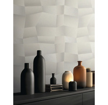 Papier peint structuré moderne avec motif géométrique polygonal en trois dimensions gris clair, décoré de vases sur un buffet.