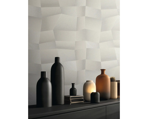 Papier peint structuré moderne avec motif géométrique polygonal en trois dimensions gris clair, décoré de vases sur un buffet.