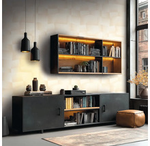 Wohnzimmer im Industrial-Stil mit schwarzem Sideboard, beleuchtetem Wandregal aus Holz und Metall sowie zwei Pendelleuchten.