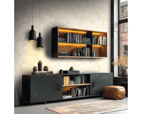 Wohnzimmer im Industrial-Stil mit schwarzem Sideboard, beleuchtetem Wandregal aus Holz und Metall sowie zwei Pendelleuchten.