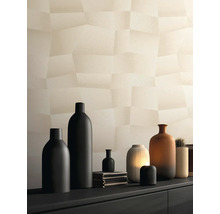 Tapete mit geometrischem dreidimensionalem Muster in Beige an einer Wand hinter einem Sideboard mit verschiedenen Vasen.