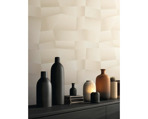 Tapete mit geometrischem dreidimensionalem Muster in Beige an einer Wand hinter einem Sideboard mit verschiedenen Vasen.