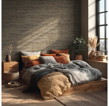 Chambre à coucher avec cadre de lit en bois, coussins et plantes d'intérieur