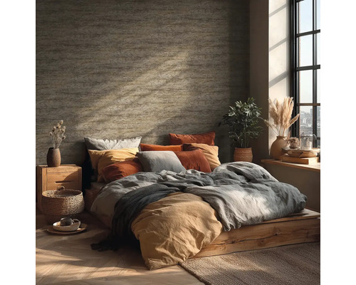 Chambre à coucher avec cadre de lit en bois, coussins et plantes d'intérieur