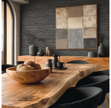 Salle à manger moderne et organisée avec une table en bois massif, un bol en bois et un papier peint texturé au mur.