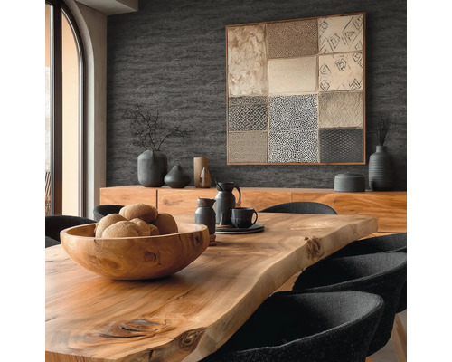 Salle à manger moderne et organisée avec une table en bois massif, un bol en bois et un papier peint texturé au mur.