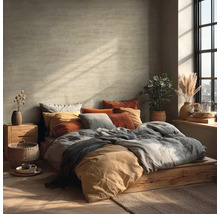 Chambre confortable avec lit sur plateforme en bois, coussins, couvertures et plantes d'intérieur