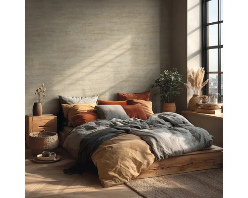 Chambre confortable avec lit sur plateforme en bois, coussins, couvertures et plantes d'intérieur