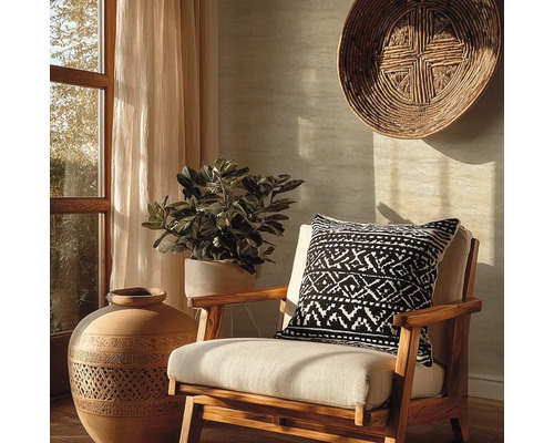 Ambiance d'habitation décorative avec fauteuil, coussin décoratif, plante d'intérieur et grand pot décoratif