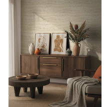 Salon avec commode, décoration et œuvres d'art abstraites pour une ambiance chaleureuse