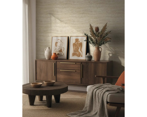 Salon avec commode, décoration et œuvres d'art abstraites pour une ambiance chaleureuse