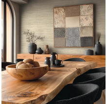 Salle à manger avec table en bois, chaises et objets de décoration sur un buffet