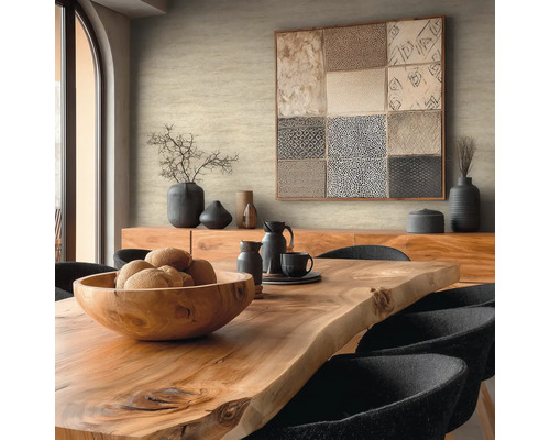 Salle à manger avec table en bois, chaises et objets de décoration sur un buffet