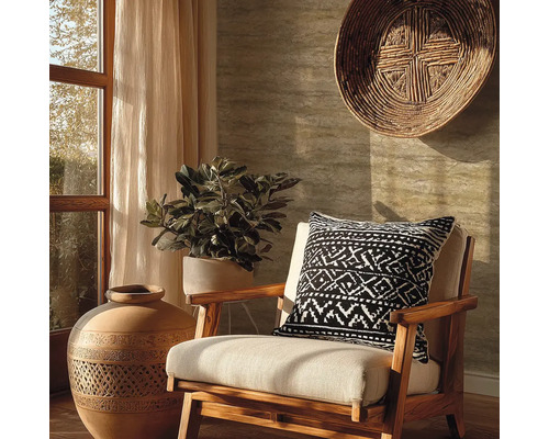 Espace de vie décoratif avec fauteuil, coussin décoratif, plante d'intérieur, décoration et fenêtre
