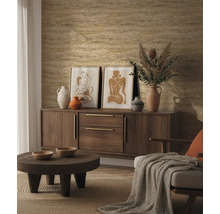 Salon avec commode, décoration et papier peint à motifs