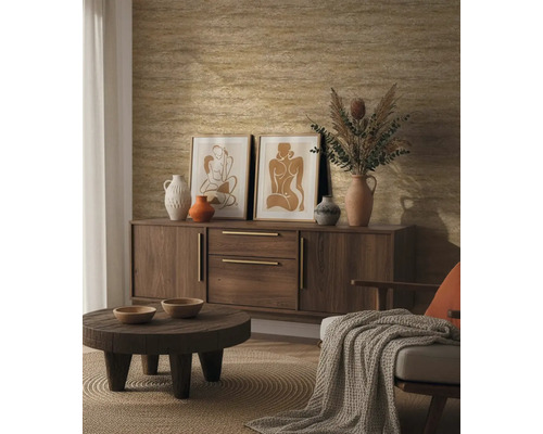Salon avec commode, décoration et papier peint à motifs