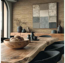 Salle à manger avec table en bois, chaises et décoration murale pour un intérieur élégant