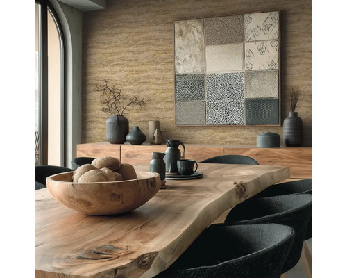 Salle à manger avec table en bois, chaises et décoration murale pour un intérieur élégant