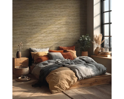 Chambre à coucher avec lit, coussins et décoration murale pour une ambiance chaleureuse