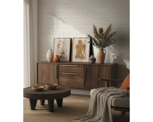 Wohnzimmer mit Holzkommode, dekorativen Vasen, Bildern und Couchtisch auf einem runden Teppich
