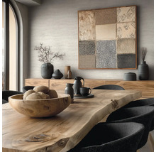 Esszimmer mit Holztisch, Schale, Geschirr, Dekoration und Kunstwerk an der Wand