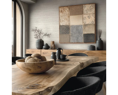 Esszimmer mit Holztisch, Schale, Geschirr, Dekoration und Kunstwerk an der Wand