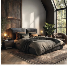 Modernes Schlafzimmer mit gepolstertem Bett, dunklen Holznachttischen, einem Ledersessel, großem Fenster, Zimmerpflanze und Teppich auf Parkettboden.