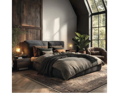 Modernes Schlafzimmer mit gepolstertem Bett, dunklen Holznachttischen, einem Ledersessel, großem Fenster, Zimmerpflanze und Teppich auf Parkettboden.