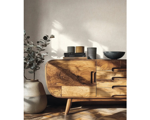Modernes Sideboard aus Massivholz mit Maserung und abgerundeten Kanten, dekoriert mit Vasen und Büchern in einem hellen Wohnzimmer.