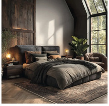 Ein gemütliches Schlafzimmer im industriellen Stil mit einem gepolsterten Bett, einer Holzwand, einem Ledersessel und großen Fenstern.