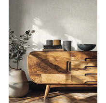 Modernes Sideboard aus Holz mit markanter Maserung und abgerundeten Ecken, dekoriert mit Vasen und Büchern vor einer hellen, strukturierten Tapete.