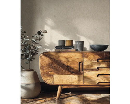 Modernes Sideboard aus Massivholz mit markanter Maserung, abgerundeten Ecken und Schubladen. Dekoriert mit Keramikgefäßen vor strukturierter Tapete.