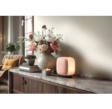 Moderne tragbare LED-Leuchte, Steinvase mit Blumen und eine Kerze auf einem Sideboard mit Marmorplatte in einem hellen Wohnraum.