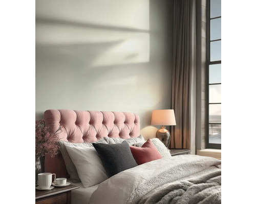 Modernes Schlafzimmer mit rosa gestepptem Kopfteil, grauer Bettwäsche und heller Wandfarbe.