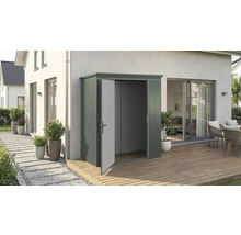 Metall Gerätehaus mit geöffneten Türen auf einer Terrasse