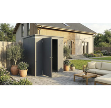 Gartenschrank aus Metall mit geöffneten Türen in einem Garten mit Haus, Pflanzen und Gartenmöbeln.