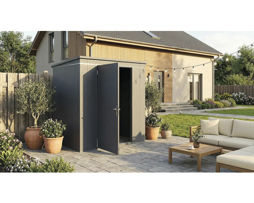 Gartenschrank aus Metall mit geöffneten Türen in einem Garten mit Haus, Pflanzen und Gartenmöbeln.