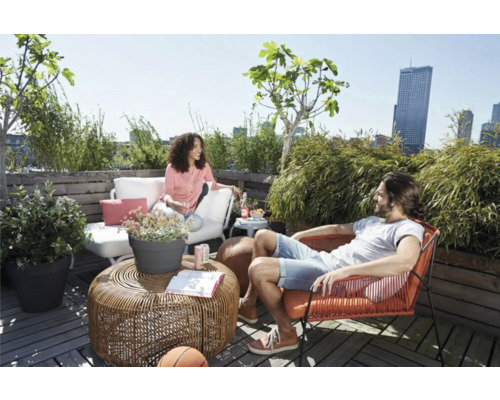 Terrasse mit Sitzmiwwelen a Planzkëbelen, fir Entspanung an Openthalt am Freien entworf